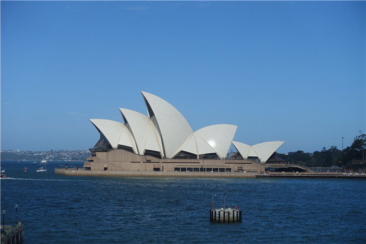 Sydney 5472 Opera House in sun-crop-v2.JPG